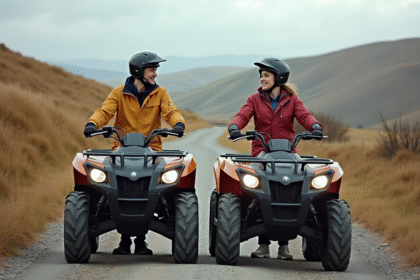 Deux adultes souriants avec quads en nature